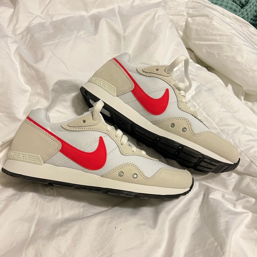 Women’s Nike Venture Runner -Size 8
